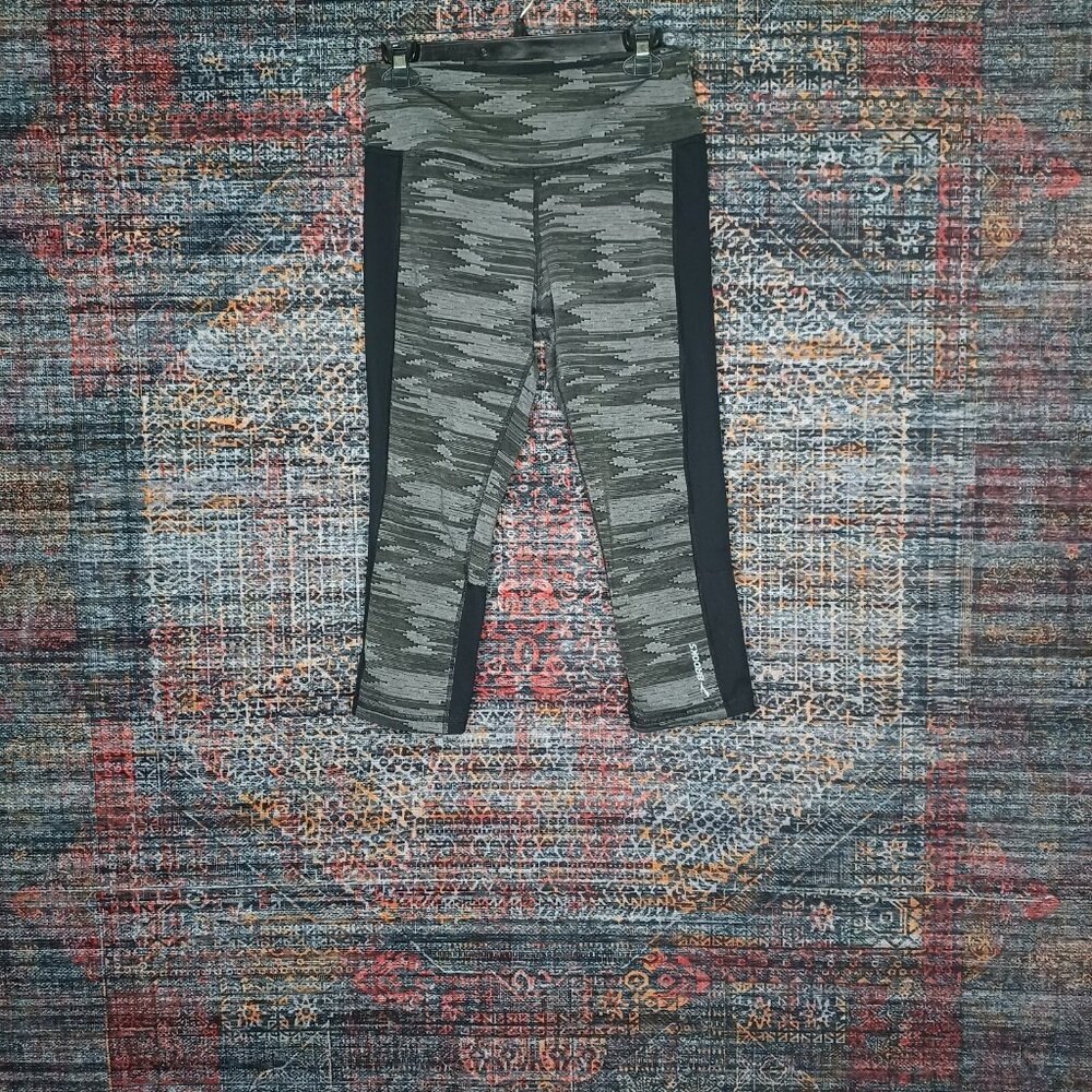 Brooks womens gray an black digital striped capri running leggings M